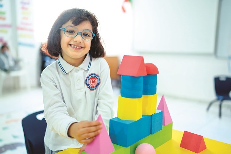 مدرسة الطموح ثنائية اللغة: الأطفال يتعلمون لدينا بشكل أفضل في بيئة يشارك فيها الجسد والعقل