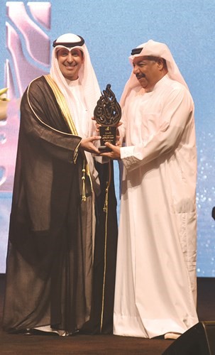 وزير الإعلام عبدالرحمن المطيري مكرما الشاعر القدير أحمد الشرقاوي