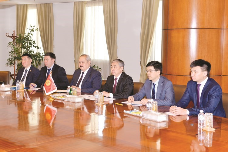 وزير المالية للجمهورية القيرغيزية باخاتيف ألماز والوفد المرافق له خلال الاجتماع