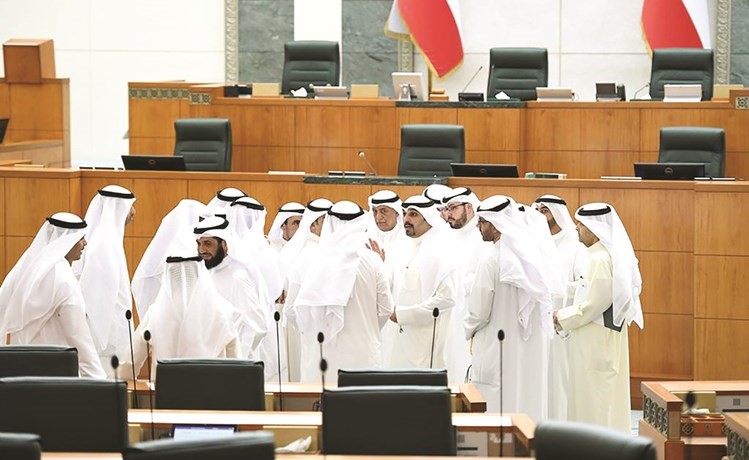 تجمع النواب في قاعة عبدالله السالم عقب رفع الجلسة للتباحث حول الإجراء المرتقب