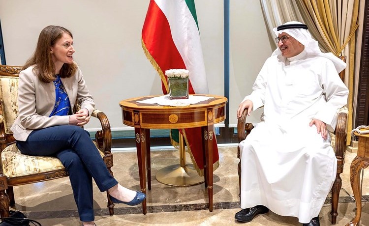 نائب وزير الخارجية السفير منصور العتيبي خلال اللقاء مع سفيرة المملكة المتحدة بيليندا لويس