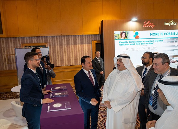 د. أحمد العوضي خلال جولة في المعرض المصاحب