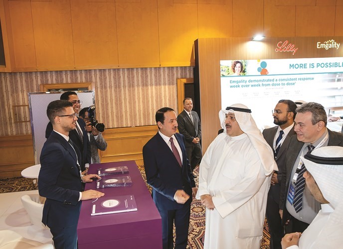 د. أحمد العوضي خلال جولة في المعرض المصاحب