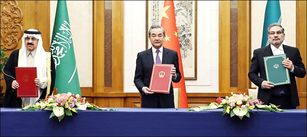 ممثلو السعودية والصين وإيران خلال مراسم توقيع اتفاق بكين لاستئناف العلاقات السعودية - الإيرانية     			      (رويترز)