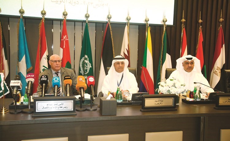 مازن الأنصاري والسفير أحمد خطابي خلال الاجتماع (ريليش كومار)