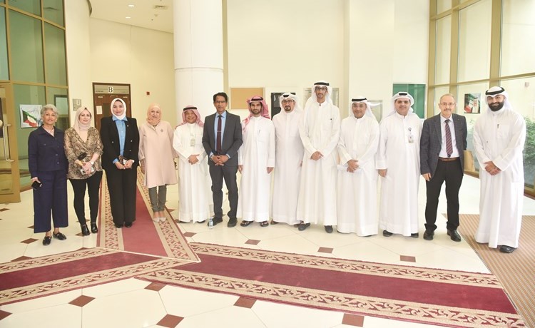 د.أحمد الحنيان وعدد من قيادات كلية الدراسات التجارية والمشاركين في الندوة	 (أحمد علي)