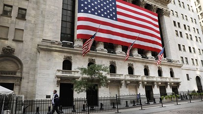 بورصة نيويورك تتوقف عن التداول بأسهم 4 بنوك بعد انخفاض حاد بقيمتها