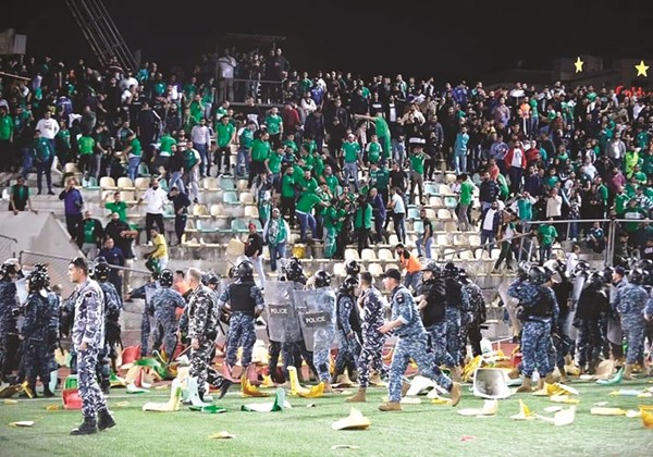 جماهير الأنصار أثناء اقتحام الملعب والاحتكاك مع قوات الأمن