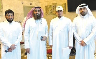 عدد من أعضاء الوفد لدى وصولهم إلى أماكن سكن حجاج الكويت في مكة