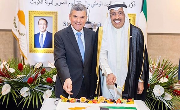 السفير عبدالله الخرافي خلال قطع كعكة الاحتفال بمشاركة الوزير جورج باباناستاسيو