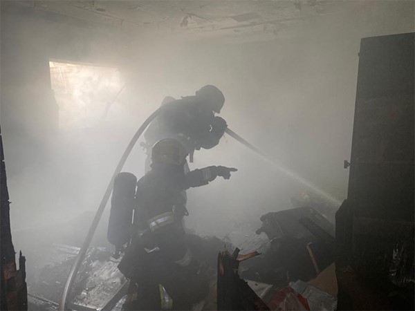 فرق الإطفاء سيطرت على حريق منزل في منطقة السالمية