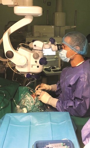 د. يوسف الحرز خلال إجراء إحدى العمليات