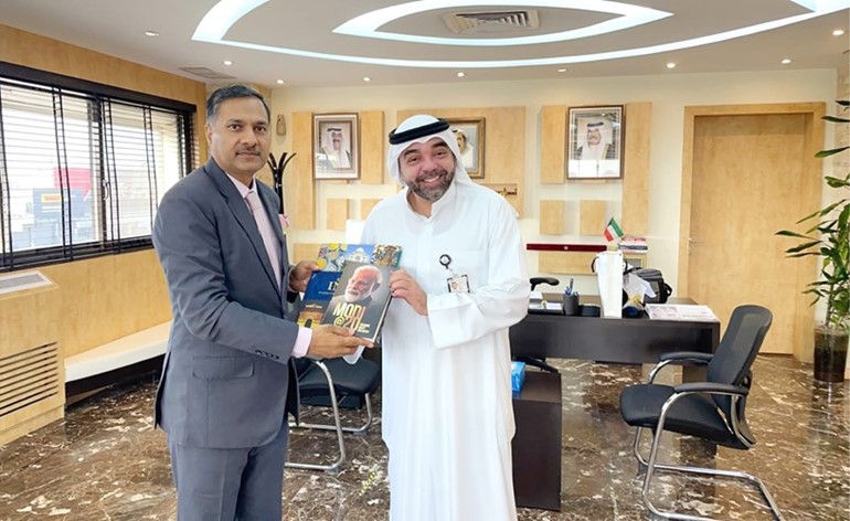 رئيس التحرير الزميل يوسف خالد المرزوق يتسلم كتابا من السفير الهندي