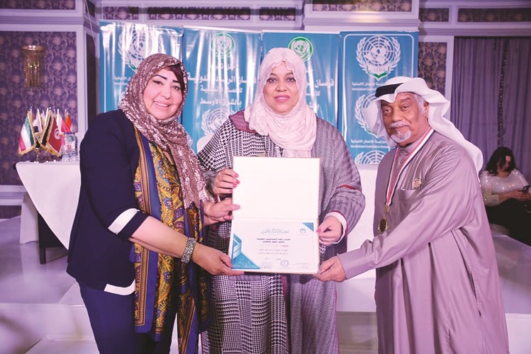 شهادة تقدير لـ الأنباء من الرابطة تتسلمها الزميلة هناء السيد