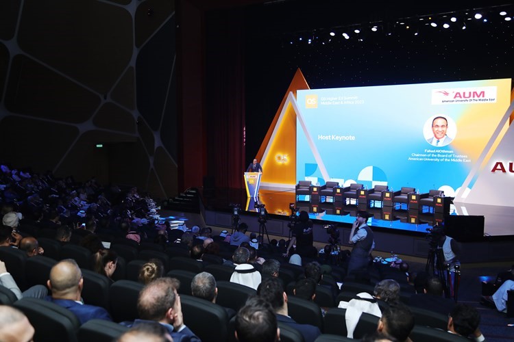متابعة من الحضور لكلمة رئيس مجلس أمناء AUM فهد العثمان