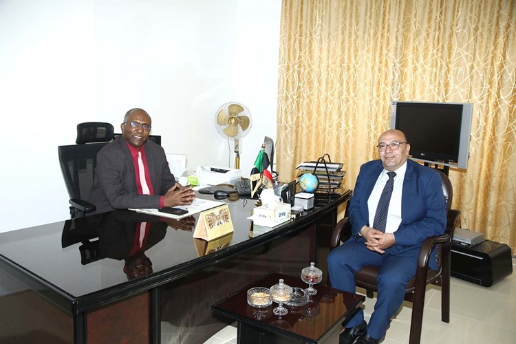 السفير السوداني لدى البلاد عوض الكريم الريح بلة مع الزميل أسامة دياب(ريليش كومار)