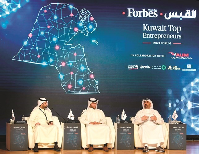 طلال العوضي ومحمد المنيفي خلال فعاليات الجلسة النقاشية الثالثة