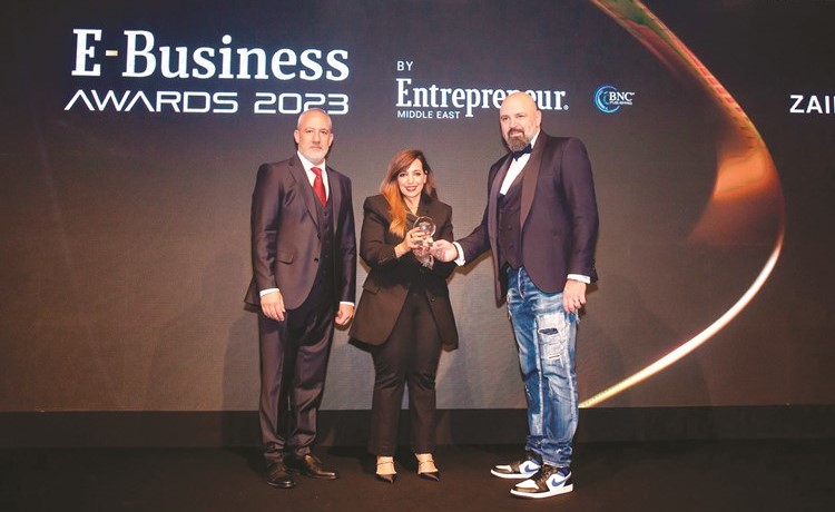خبيرة الابتكار وريادة الأعمال في زين هيا المانع تتسلم الجائزة في دبي