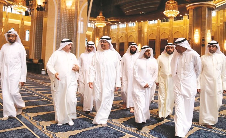 الوزير عبدالعزيز الماجد خلال جولته داخل المسجد الكبير