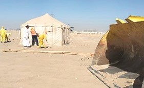 عمال البلدية يباشرون العمل في إزالة أحد المخيمات