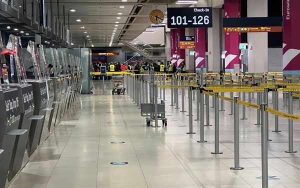 مطار كولونيا - بون خالي من الركاب بسبب الإضراب العمالي (رويترز)