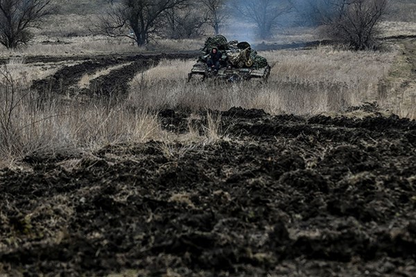 جنود أوكرانيون فوق دبابة في موقع بالقرب من خط المواجهة في منطقة زابوريجيا (رويترز)