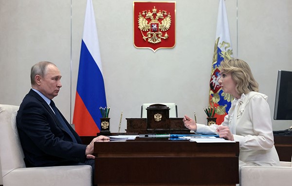 الرئيس الروسي فلاديمير بوتين ملتقيا ماريا لفوفا-بيلوفا، المفوضة الروسية لحقوق الأطفال الذين صدرت بحقهما مذكرة اعتقال من المحكمة الجنائية الدولية (رويترز)