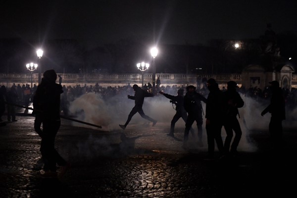 محتجون يشتبكون مع الشرطة خلال احتجاجات ضد اصلاح قانون التقاعد في باريس (أ.ف.ب)