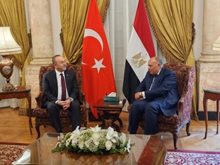 وزير الخارجية المصري يستقبل نظيره التركي في القاهرة ويعقدان جلسة مباحثات مشتركة
