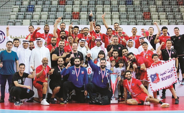 خالد الغانم يتوسط لاعبي الأبيض عقب تسلم كأس البطولة