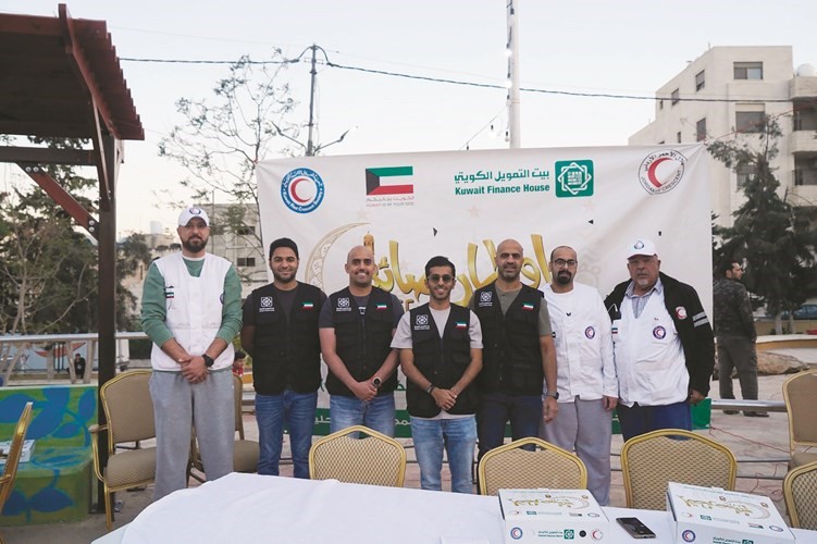 فريق بيتك التطوعي مع مسؤولين من الهلال الأحمر الكويتي والأردني