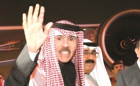 صاحب السمو الأمير الشيخ نواف الأحمد يحيي مستقبليه في المطار لدى عودته