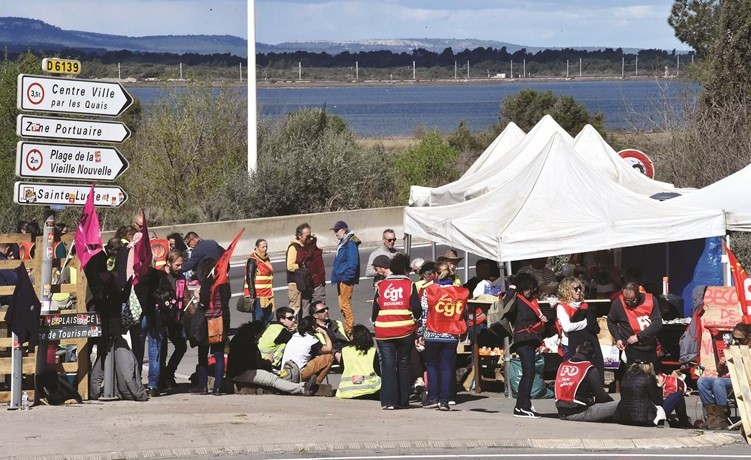 محتجون يقطعون الطريق أمام موقع تخزين بورت لانوفيل جنوب فرنسا	 (أ.ف.پ)
