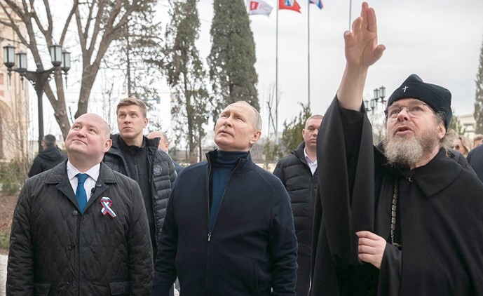 الرئيس الروسي فلاديمير بوتين خلال زيارته لمدينة سيفاستوبول	 (أ.ف.پ)