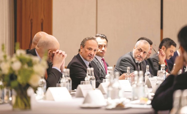 وزير الخارجية الشيخ سالم العبدالله خلال اللقاء مع سفراء ورؤساء البعثات الديبلوماسية العربية لدى المملكة المتحدة