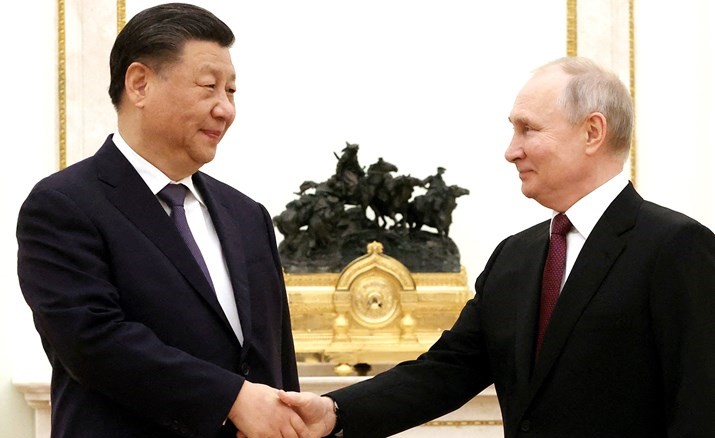 الرئيس الروسي فلاديمير بوتين مستقبلا نظيره الصيني شي جينبينغ	(رويترز)