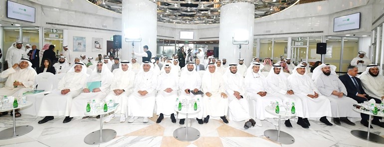 صورة جماعية لرئيس وأعضاء مجلس الإدارة والإدارة التنفيذية لبيت التمويل الكويتي (بيتك) في مقدمة الحضور