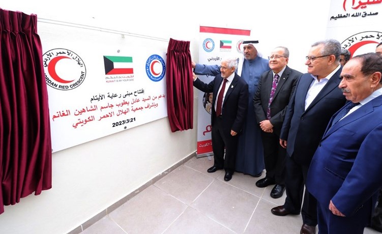 ‏رئيس جمعية الهلال الأحمر الكويتي والقائم بالأعمال في سفارتنا في الأردن خلال افتتاح مبنى رعاية الأيتام في الأردن
