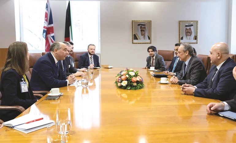وزير الخارجية خلال جلسة مباحثات مع وزير الدولة للاستثمار في وزارة التجارة الدولية البريطانية