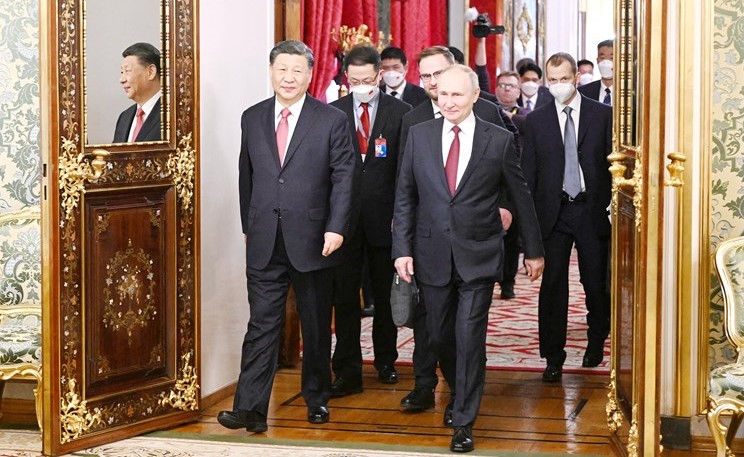 الرئيس الروسي فلاديمير بوتين ونظيره الصيني شي جينبينغ في الكرملين	 (رويترز)
