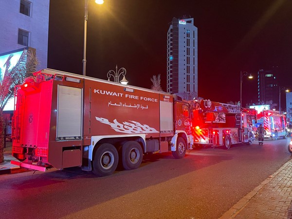 فرق الإطفاء سيطرت على حريق مطعم في سوق المباركية