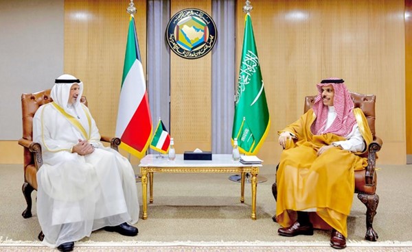 وزير الخارجية الشيخ سالم العبدالله خلال اللقاء مع وزير الخارجية السعودي الأمير فيصل بن فرحان
