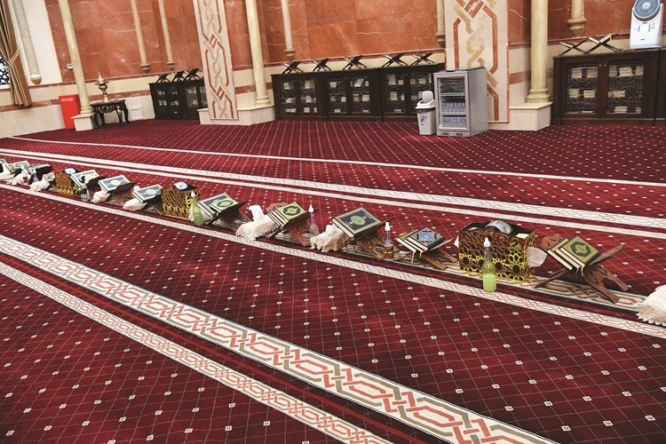 توزيع المصاحف في أرجاء المسجد