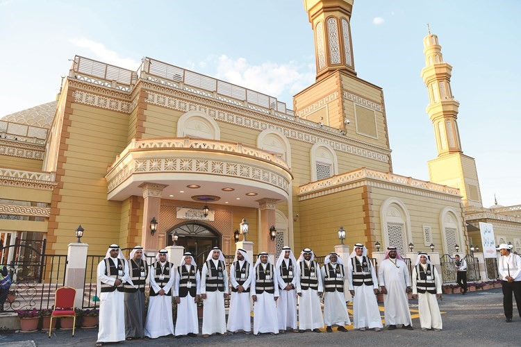 عدد من أعضاء اللجنة المنظمة في مسجد بلال بن رباح