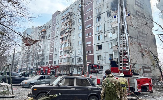 عمال الإطفاء يحاولون إخماد حريق في مبنى تضرر بسبب هجوم صاروخي روسي	 (رويترز)