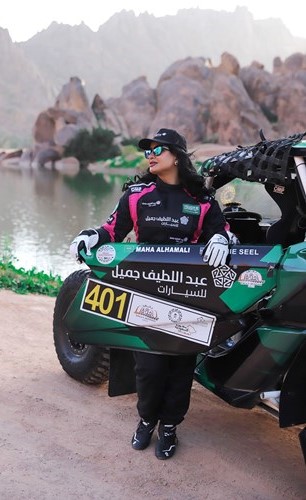 مها الحملي تحمل لوحة المشاركة في رالي جميل للسيارات