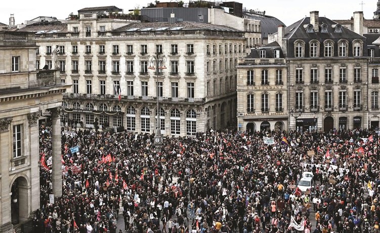محتجون فرنسيون يتظاهرون ضد إصلاح قانون التقاعد في بوردو 	(أ.ف.پ)