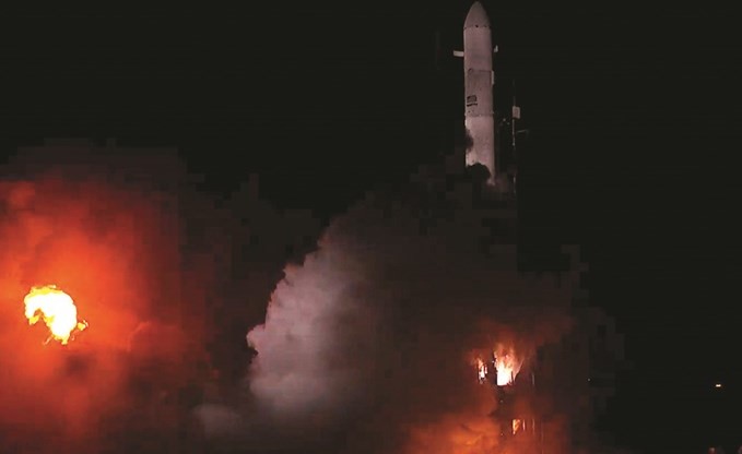 صورة عن التلفزيون لإطلاق الصاروخ تيران 1 من قاعدة كاب كانافيرال بفلوريدا	 (أ.ف.پ)