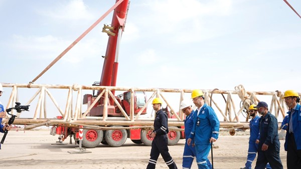 الرئيس التنفيذي لمؤسسة البترول يتفقد موقع التسرب النفطي في غرب الكويت