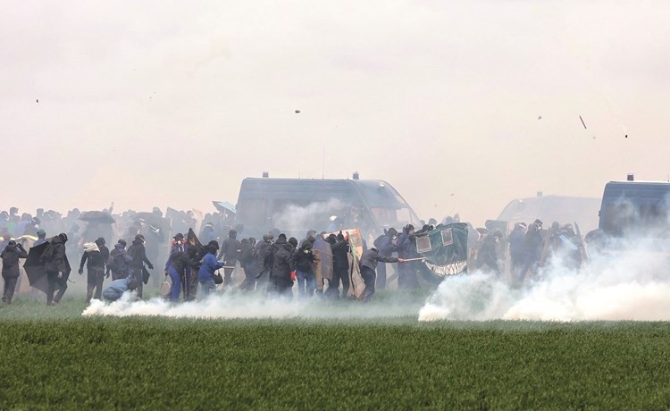 قوات الأمن الفرنسية تطلق الغاز المسيل للدموع على متظاهرين في سان سولين	(أ.ف.پ)